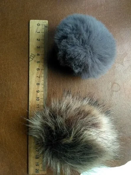Помпоны шарики пушистые натуральный мех 2 штук для шапок 8
