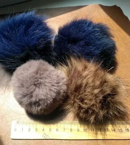 Помпоны шарики пушистые натуральный мех 2 штук для шапок