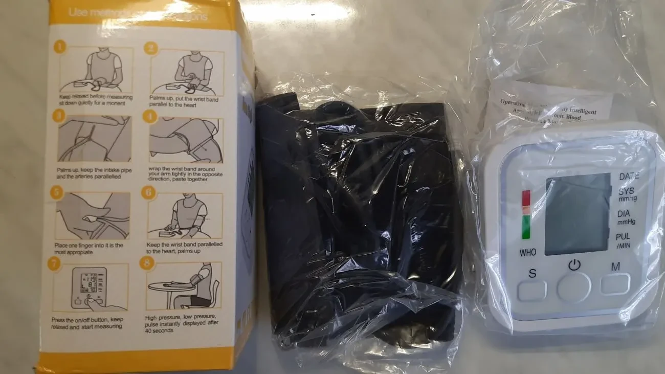 Портативний вимірювач артеріального тиску на плечі . 2