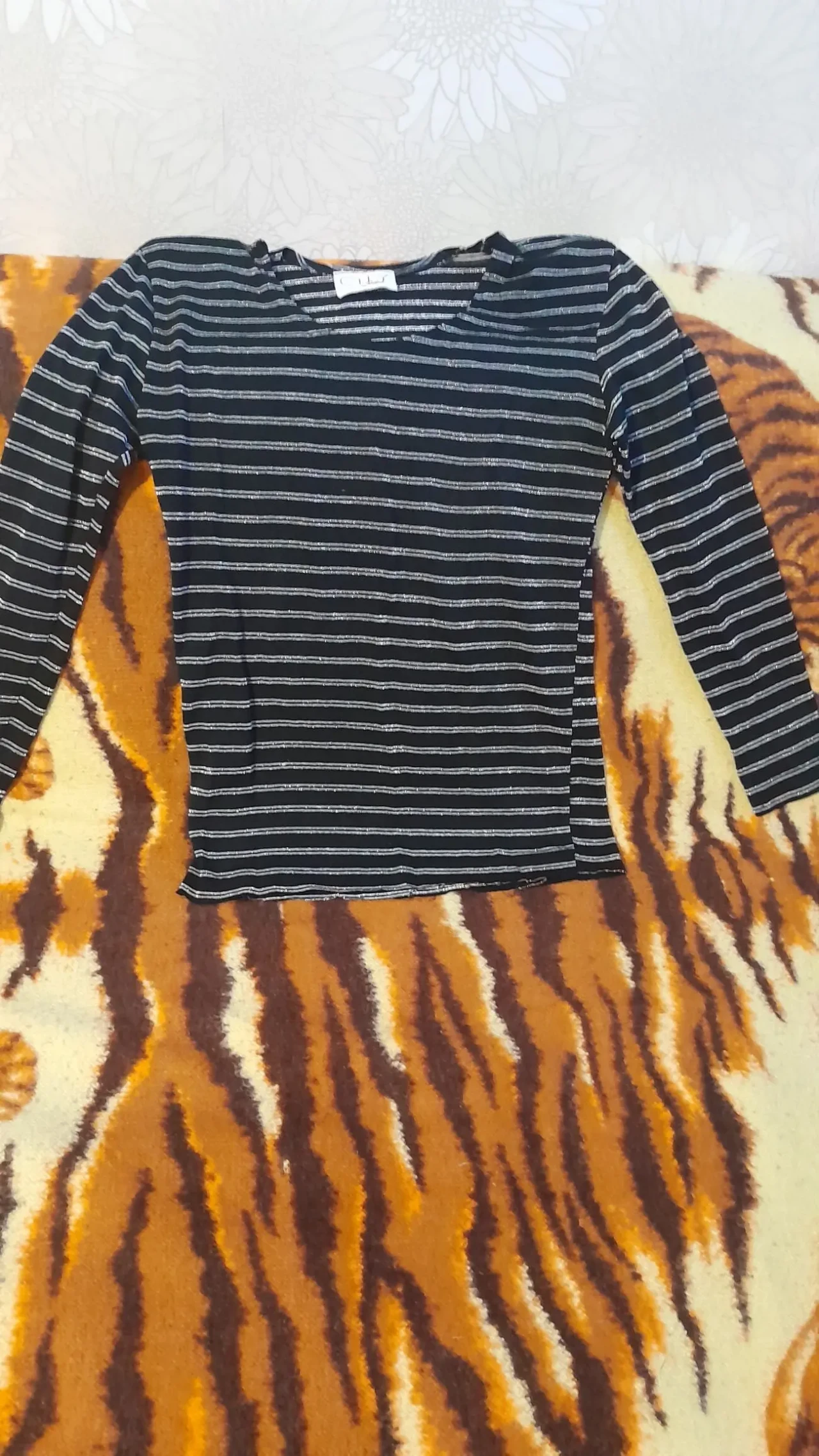 Красивая кофта в серебрянную полоску.США