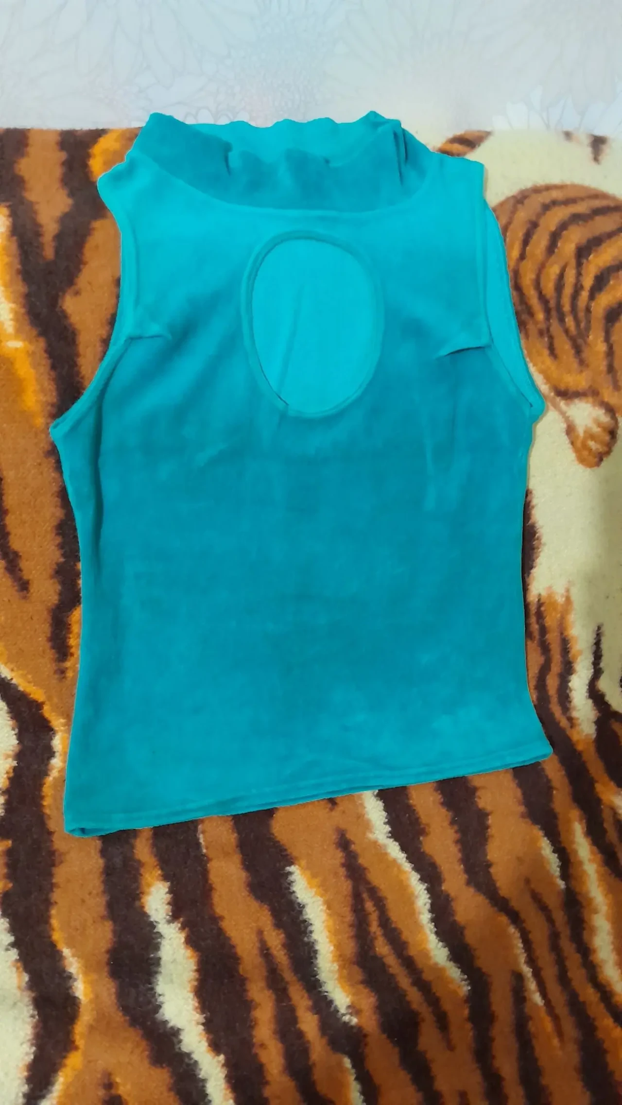 Красивая велюровая  блуза с вырезом впереди