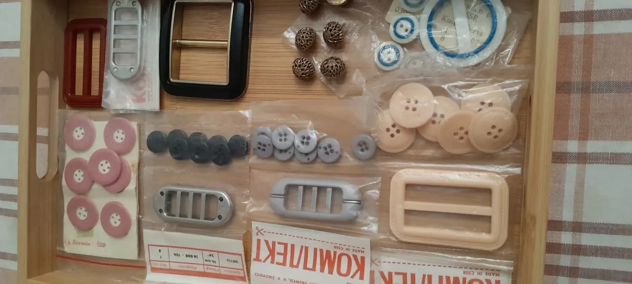 Комплект пуговиц и пряжки. Ретро.новые. 4