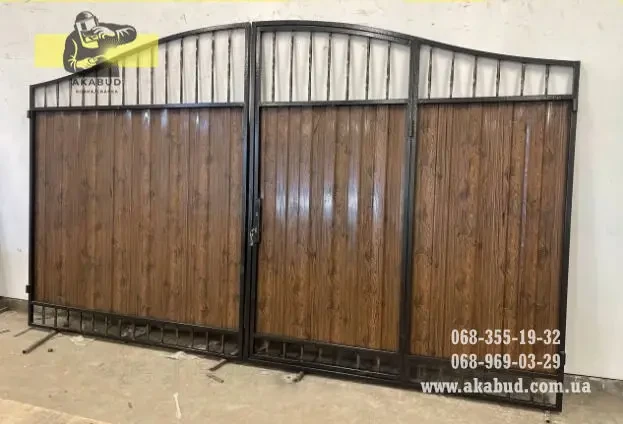 Розпашні Ворота. Навіс із металочерепиці. Ворота відкатні. Поруччя