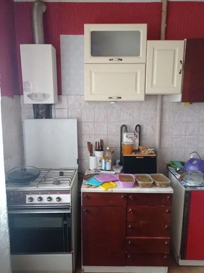 Продам велику 3-и кімнатну квартиру сталінку біля Південгого Вокзалу. 3