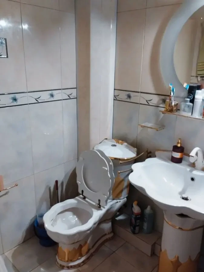 Продам велику 3-и кімнатну квартиру сталінку біля Південгого Вокзалу. 10
