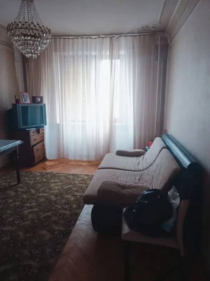 Продам велику 3-и кімнатну квартиру сталінку біля Південгого Вокзалу. 5