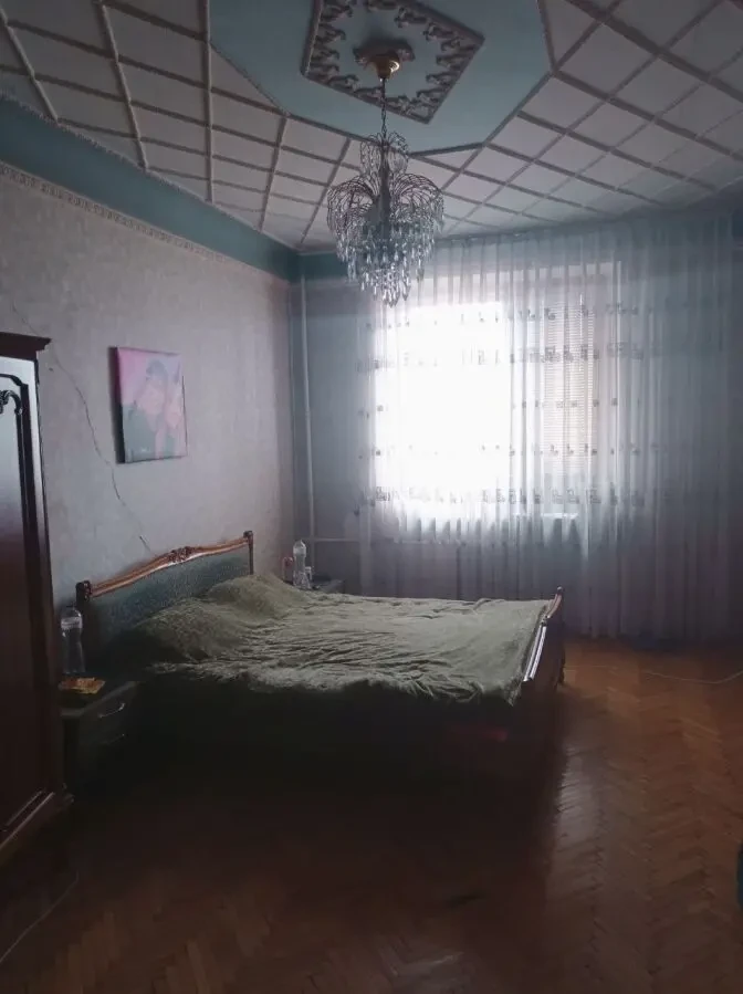 Продам велику 3-и кімнатну квартиру сталінку біля Південгого Вокзалу. 4