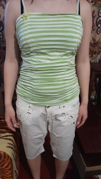Красивая белая майка в зелёную полоску на бретельках. Греция