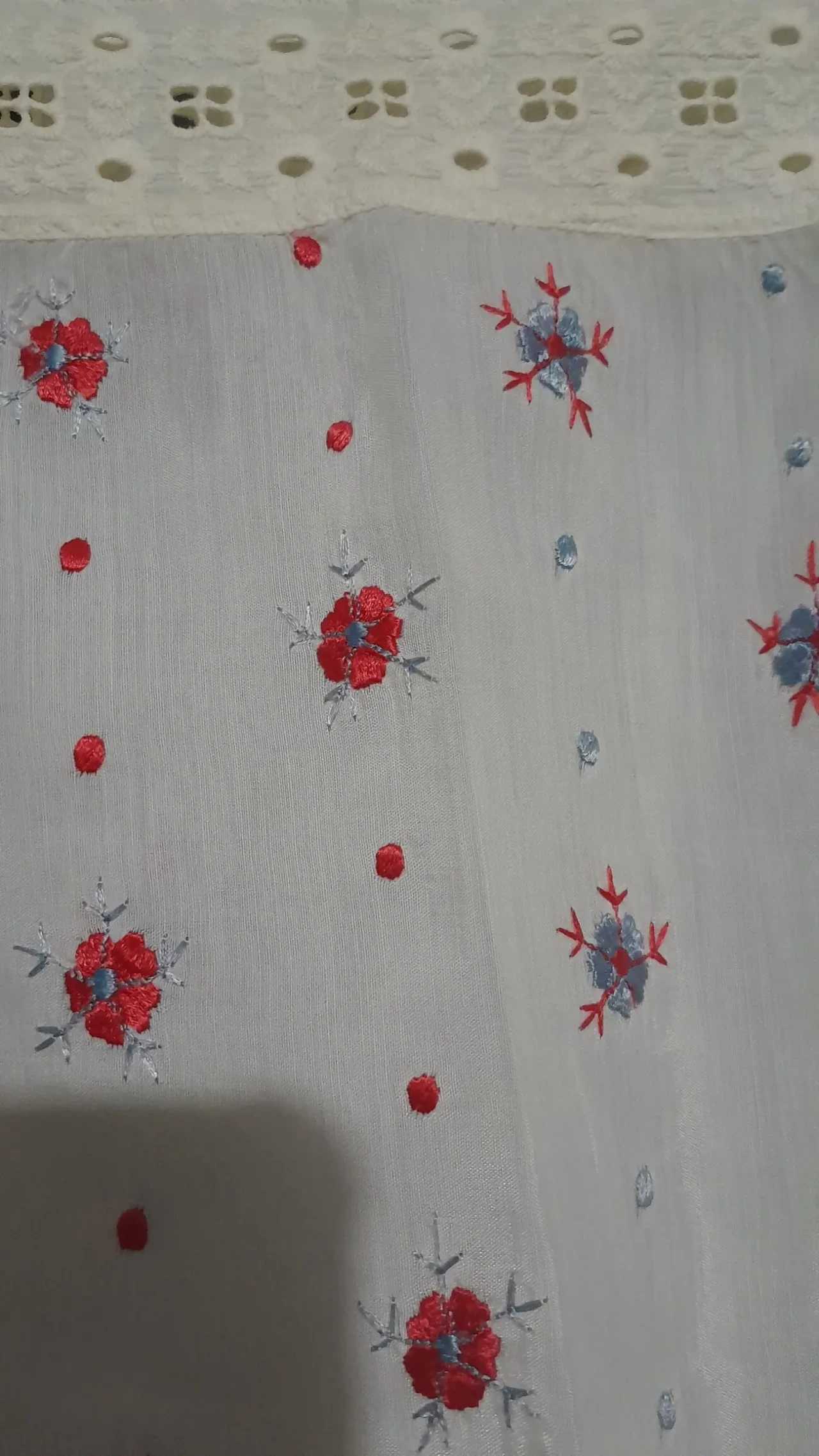 Нарядная белая блуза с вышитыми цветами и кружевом. Р.46 6