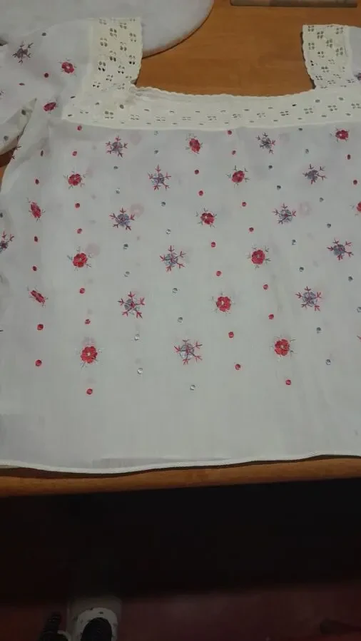 Нарядная белая блуза с вышитыми цветами и кружевом. Р.46 5