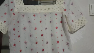 Нарядная белая блуза с вышитыми цветами и кружевом. Р.46