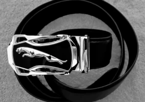 Ремень черного цвета с автоматической пряжкой ягуара серебристого