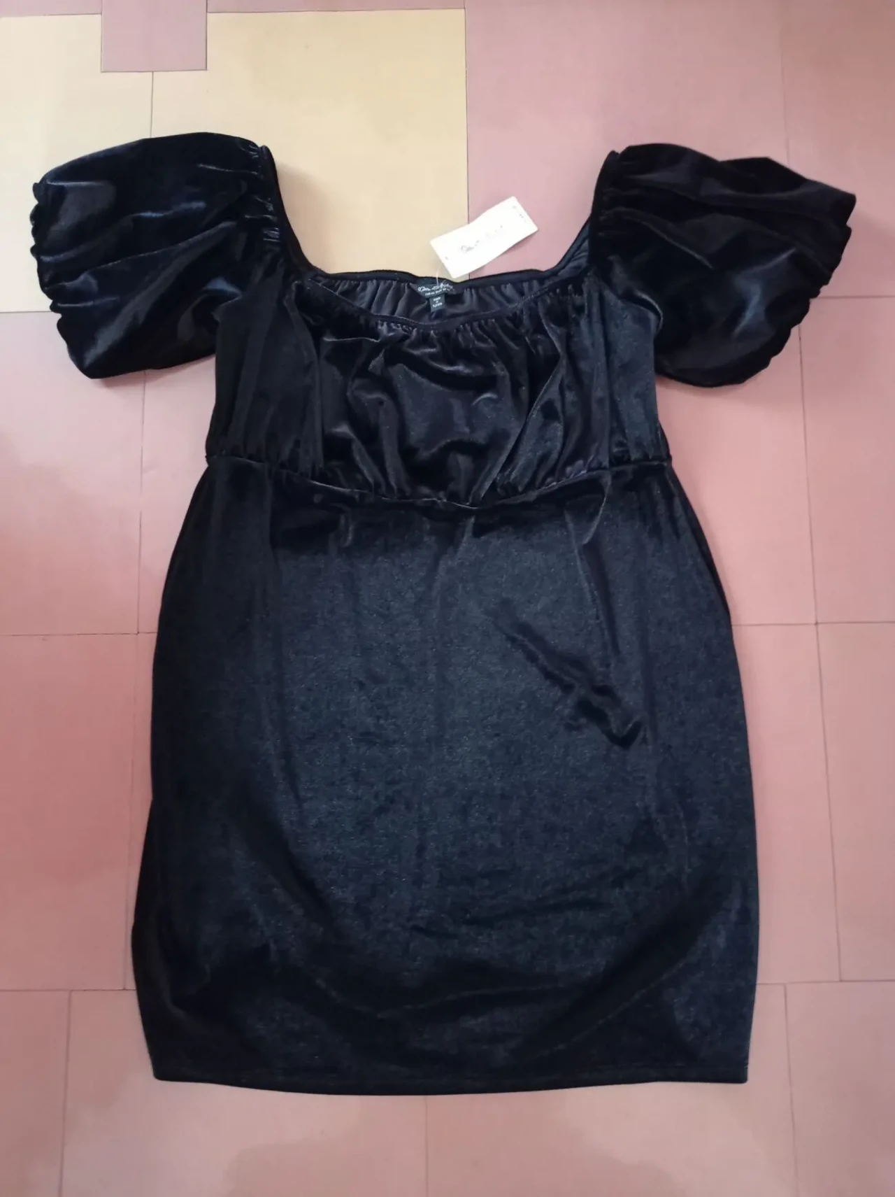 Черное бархатное стрейчевое платье с открытыми плечами Miss 7