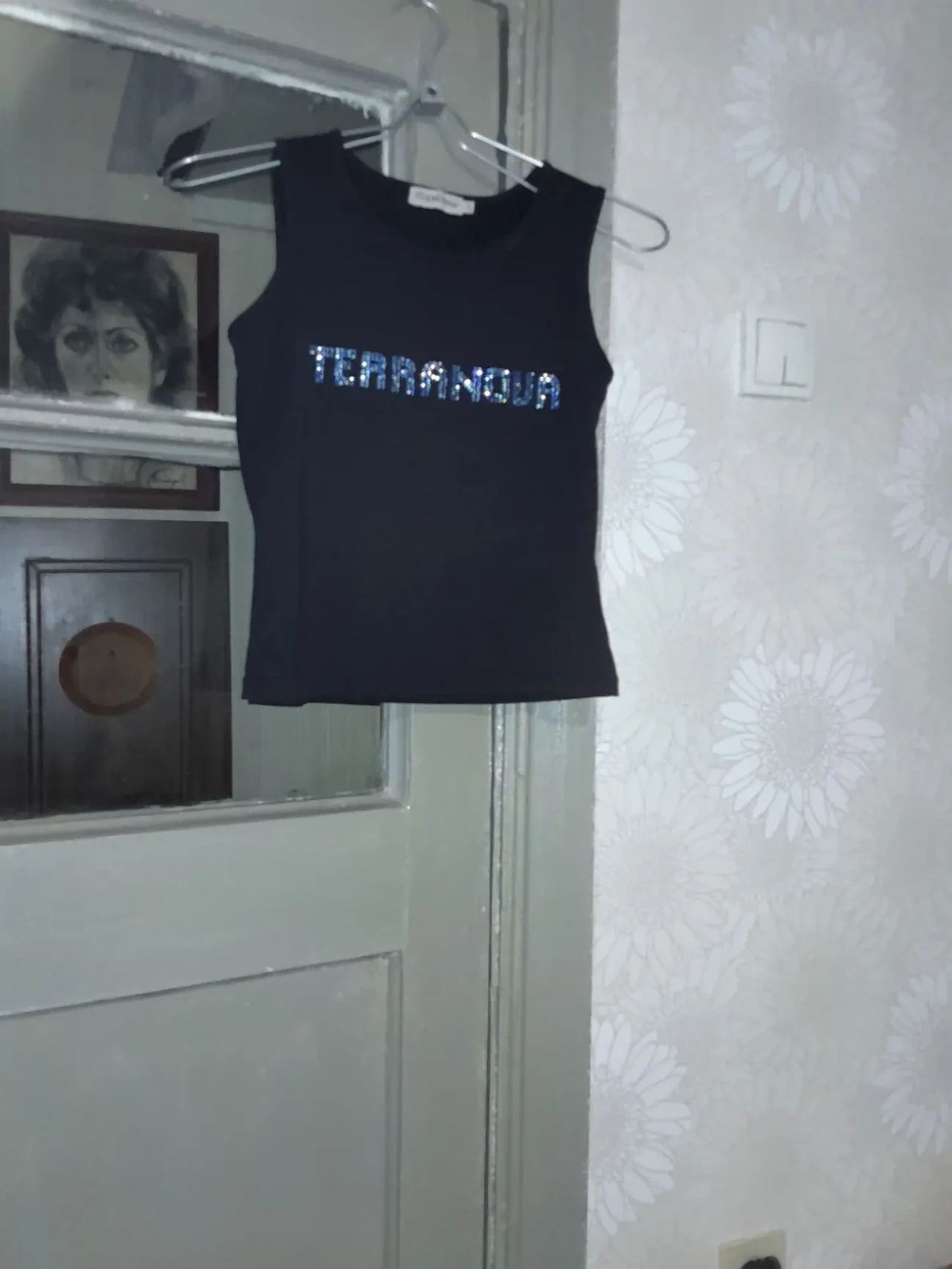 Стильная чёрная майка с блестящей набписью терранова.s 2