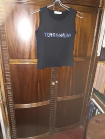 Стильная чёрная майка с блестящей набписью терранова.s