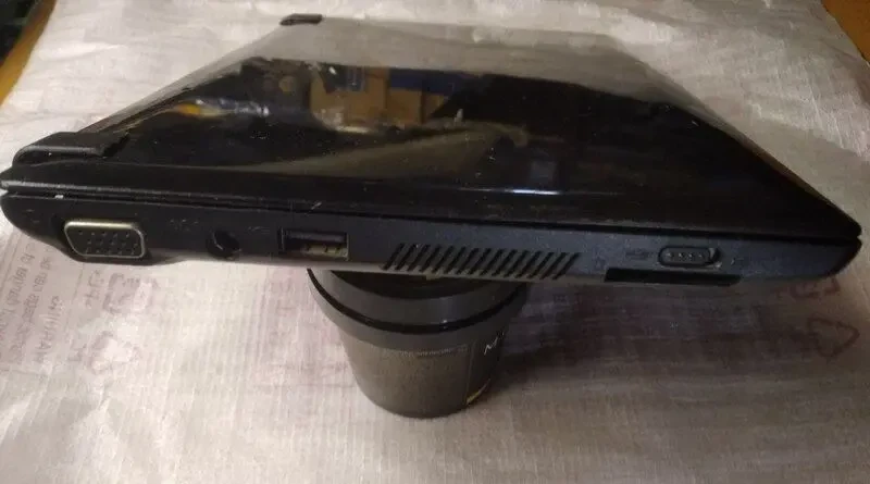 Нетбук Lenovo S10-3 (низ) 3