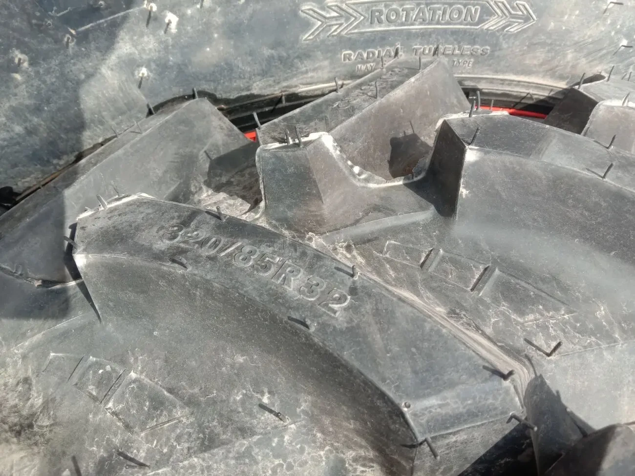 Вузькі шини в комплекті із дисками , підходять для трактора Аріон 630 5