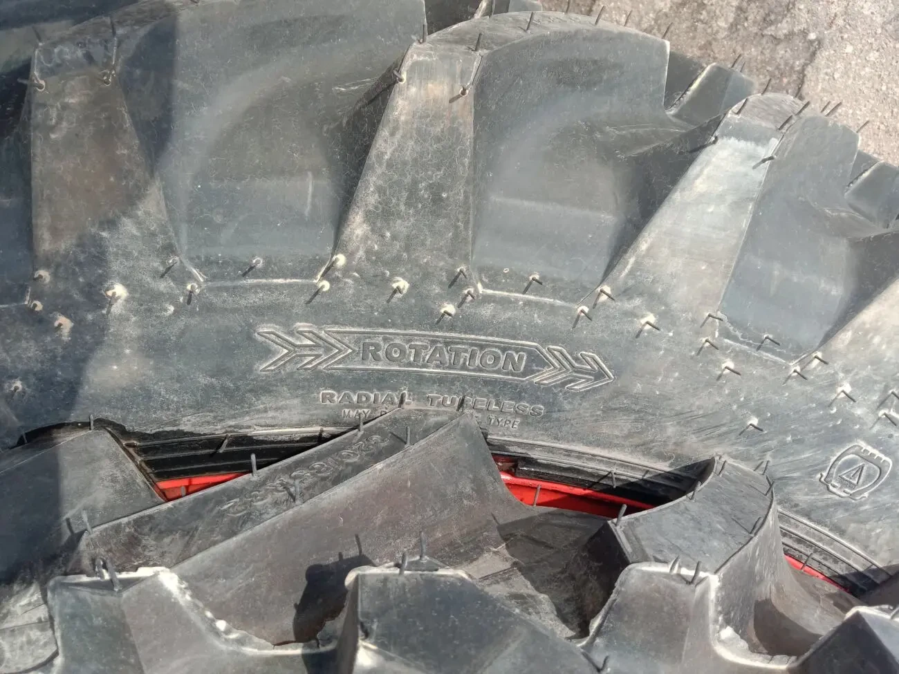 Вузькі шини в комплекті із дисками , підходять для трактора Аріон 630 4