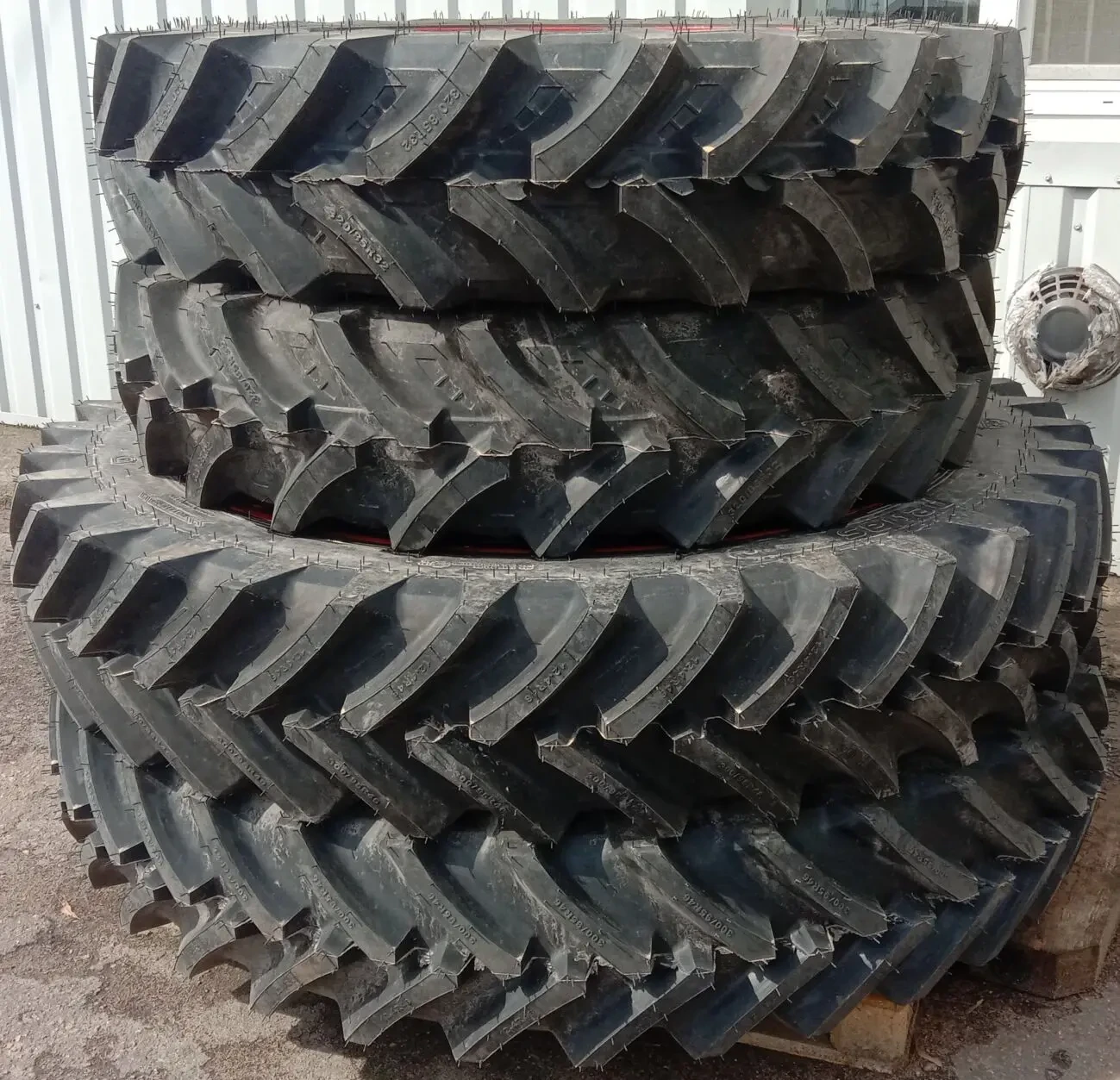 Вузькі шини в комплекті із дисками , підходять для трактора Аріон 630 2