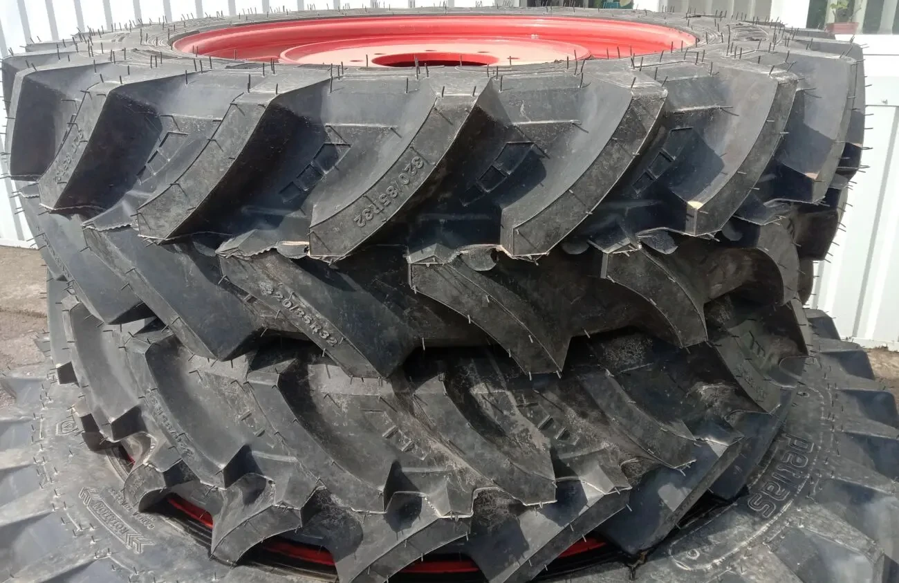 Вузькі шини в комплекті із дисками , підходять для трактора Аріон 630 3