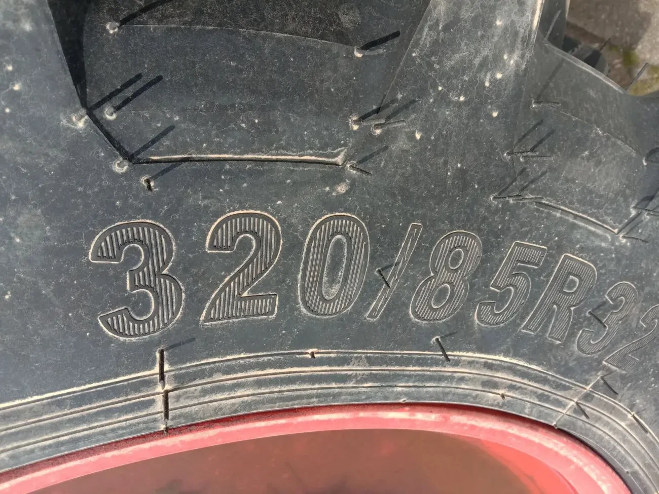 Вузькі шини в комплекті із дисками , підходять для трактора Аріон 630