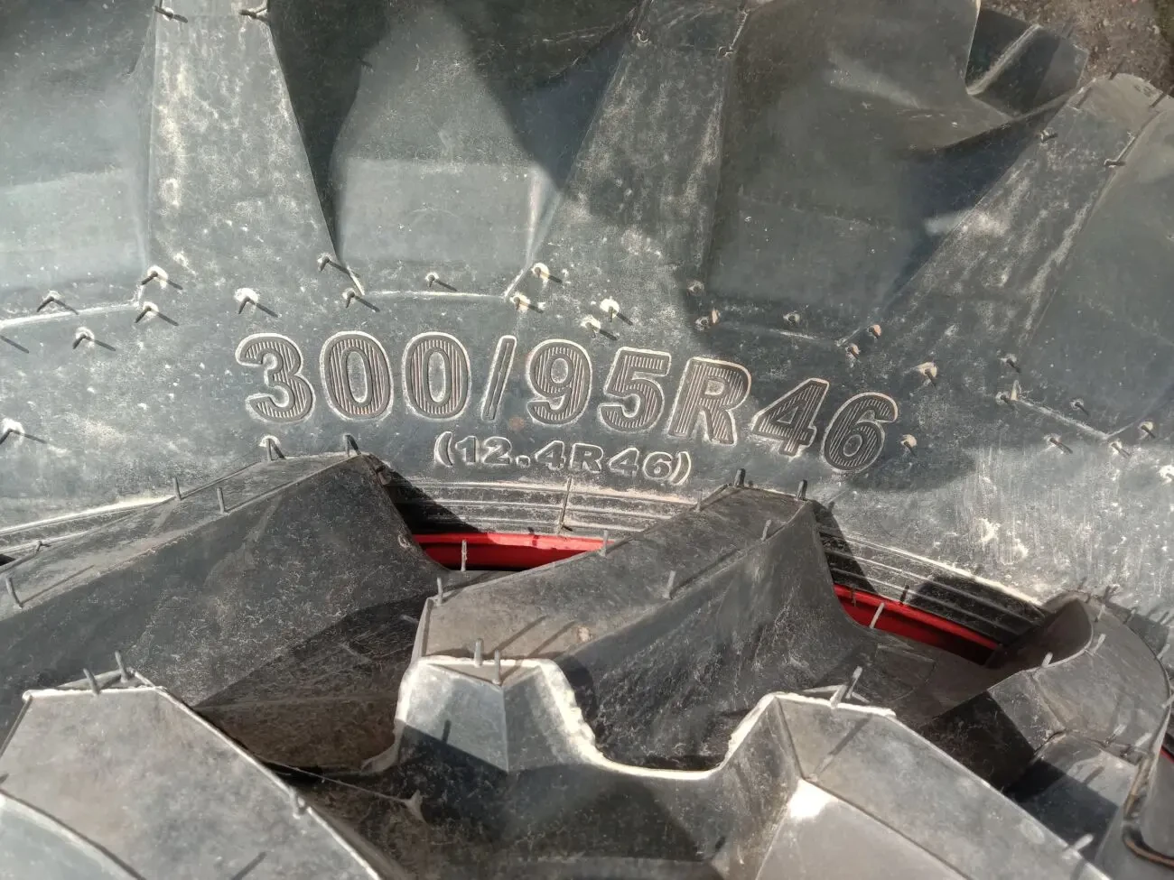 Вузькі шини в комплекті із дисками , підходять для трактора Аріон 630 6