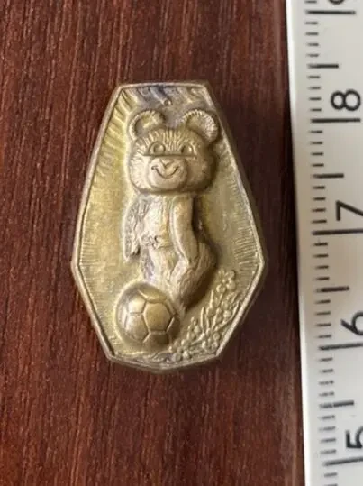 Значок детский Олимпийский мишка футболист 2,5 см
