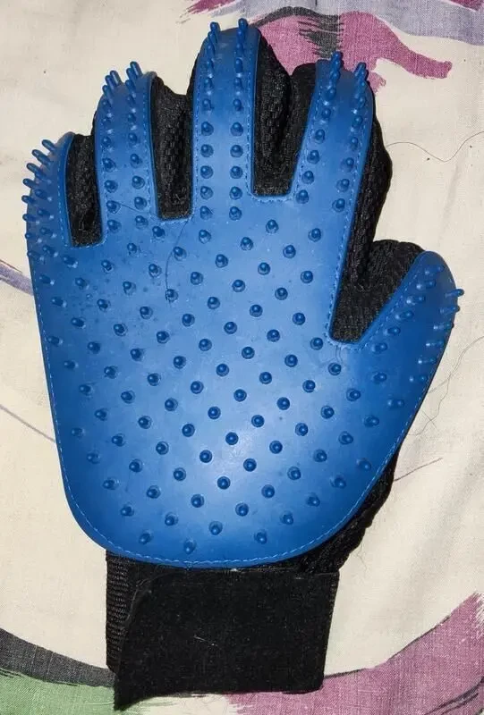 Перчатка для вычесывания собак 3