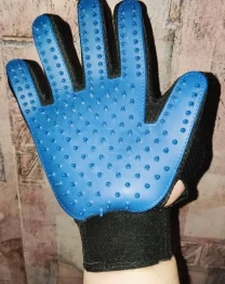 Перчатка для вычесывания собак