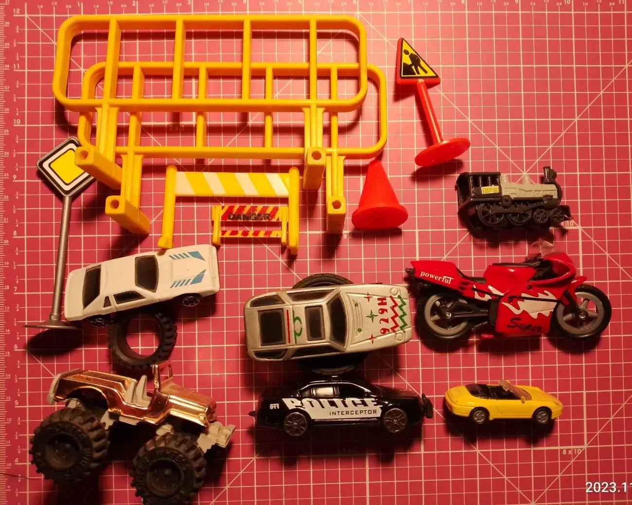 Игрушка модель пластик набор животные, транспорт, авто, самолет, юла 4