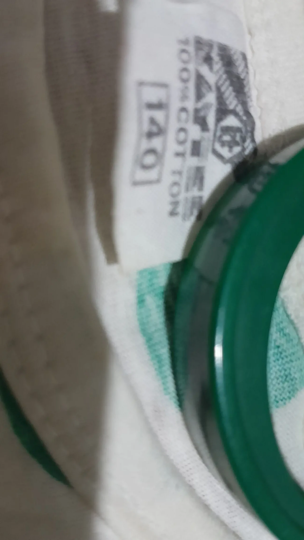 Белая футболка в зелёный горох 9