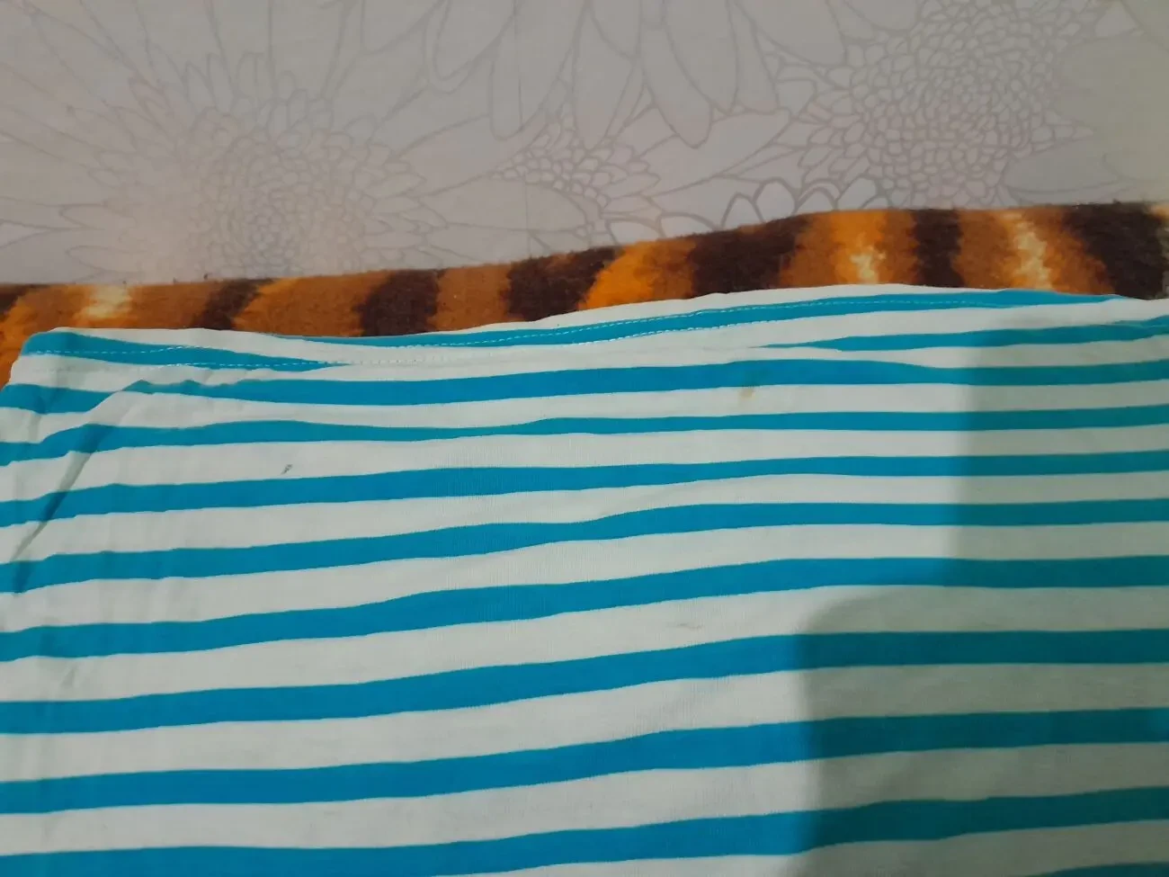 Стильная футболка в голубую полоску. 2