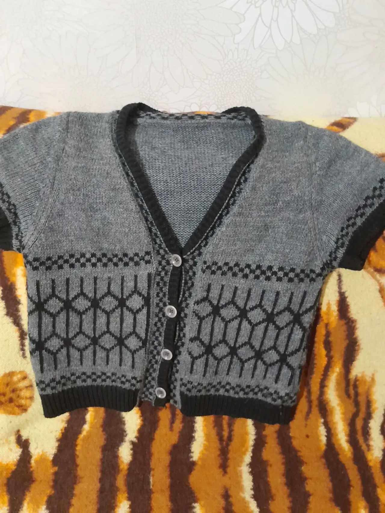 Красивая серая кофта с узорами. Р.46