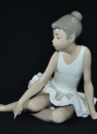 Фарфоровая статуэтка nao