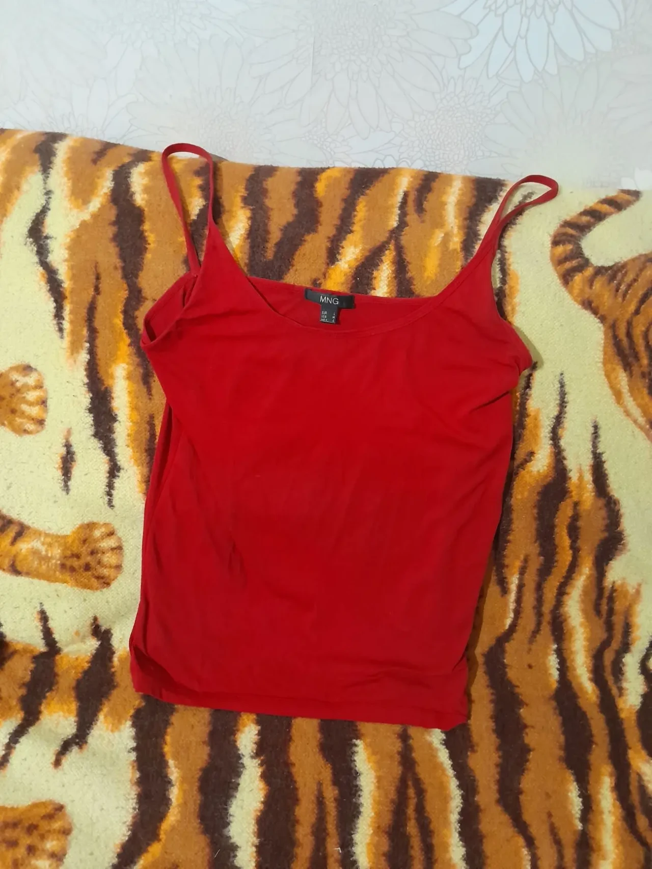 Красивая красная майка. Манго