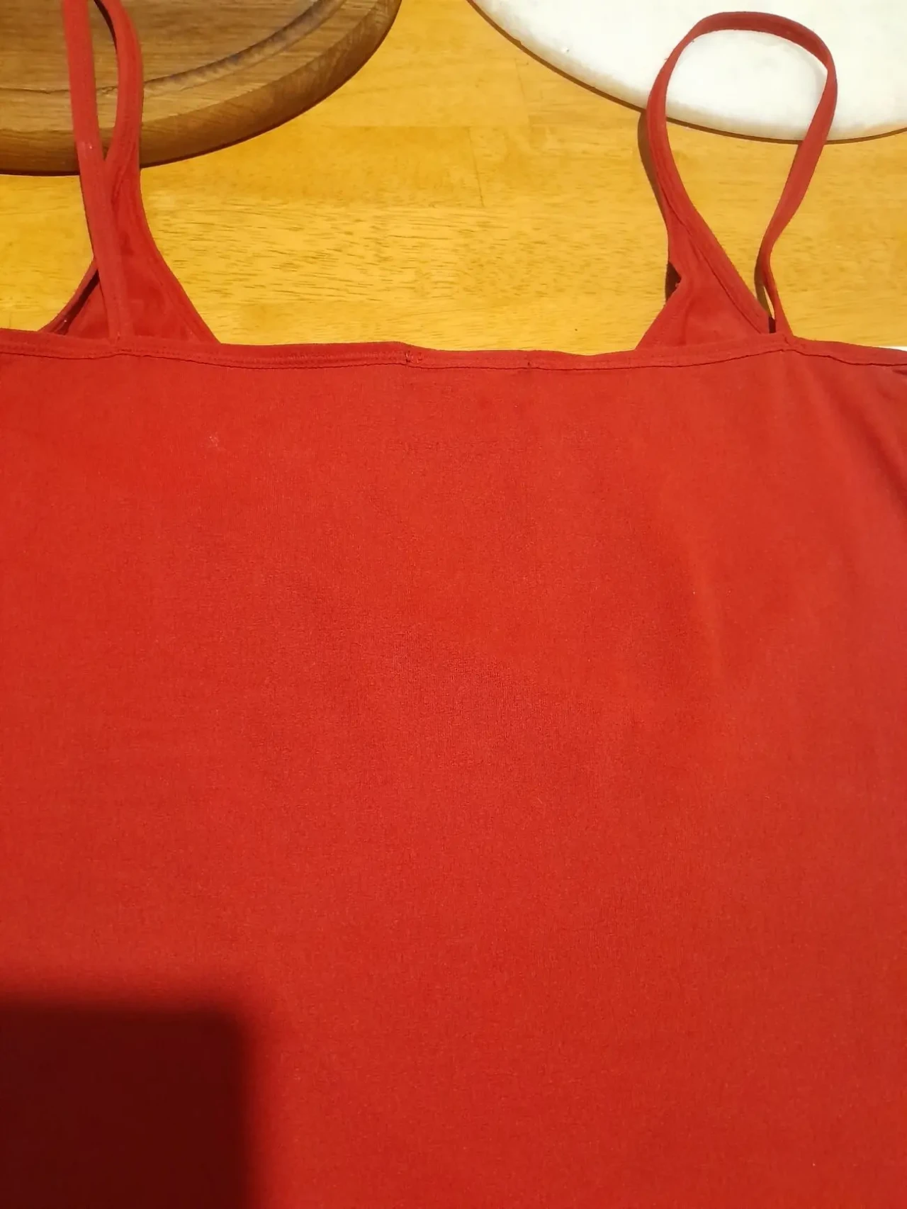 Красивая красная майка. Манго 3