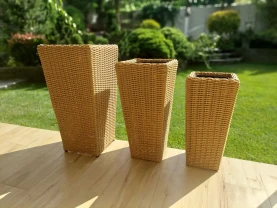 Колекція каркасних кашпо зі штучного ротанга.