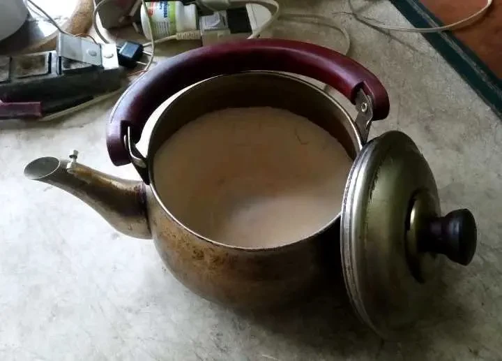 Чайник нержавійка, що прохудтвся