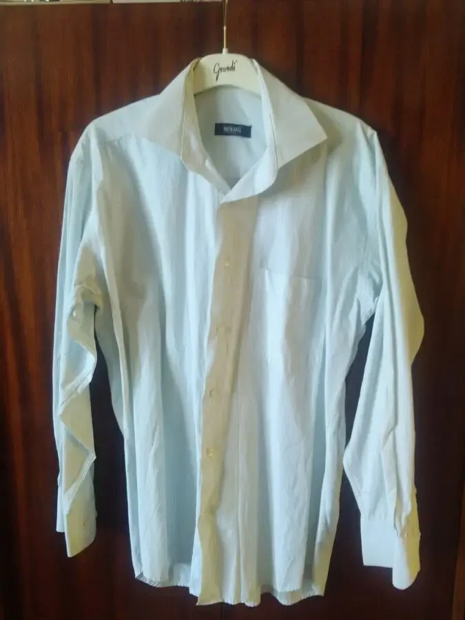 Мужская белая рубашка в синюю полоску.