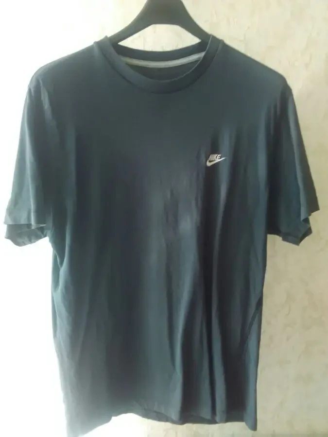 Черная футболка Nike.