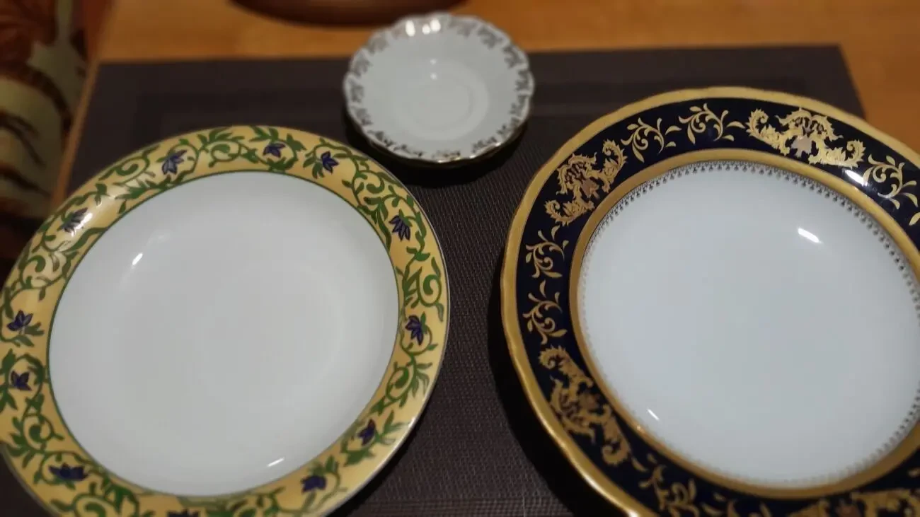 Шикарная глубокая тарелка с золотым узором. Новая.26 см 2