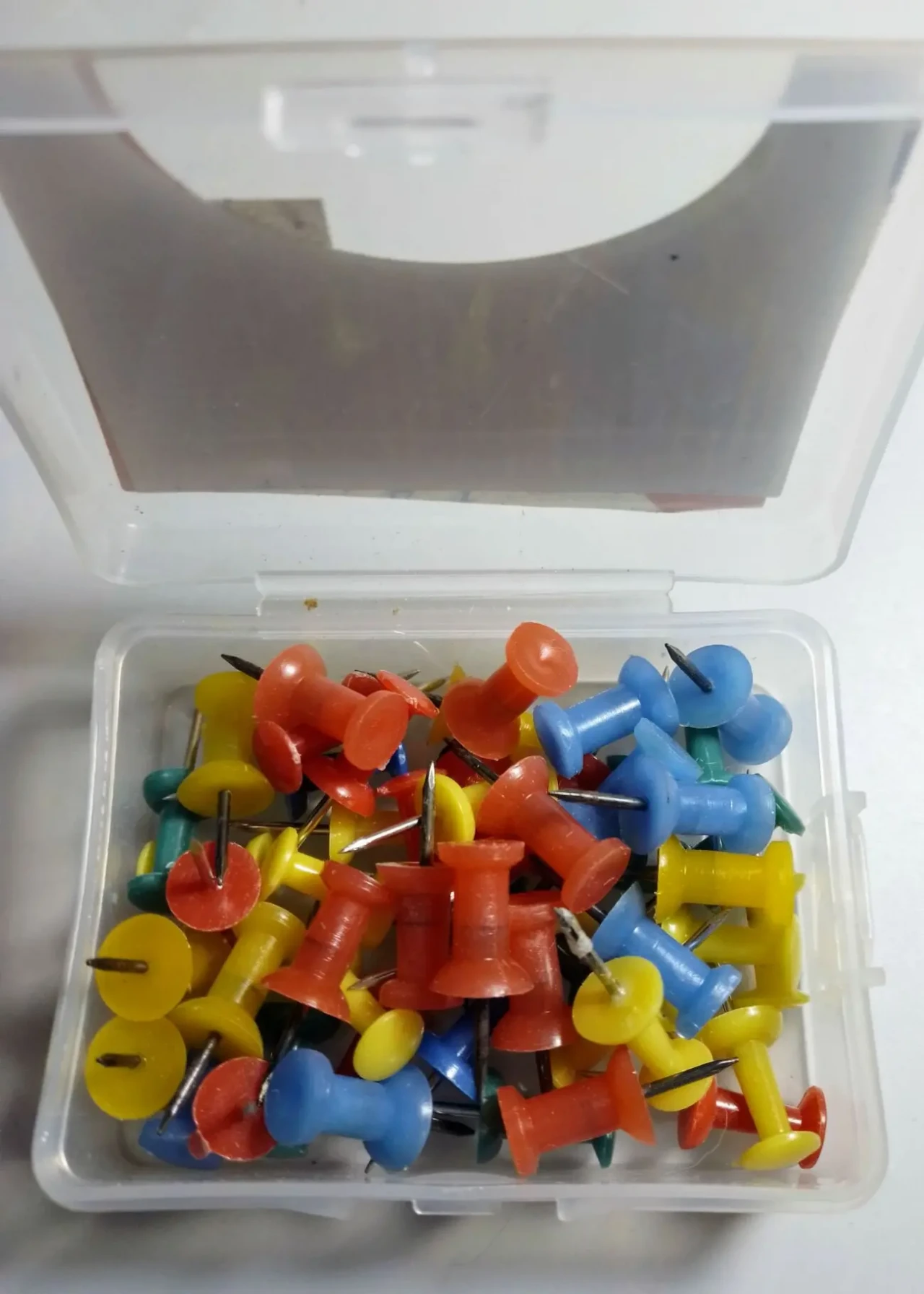 Кнопки, скрепки, скобы степлера, биндеры, бейджик, точилка карандаша 2