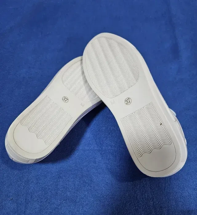 Нові якісні жіночі кросівки 4