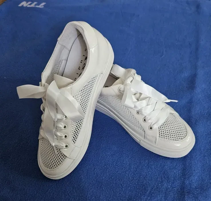 Нові якісні жіночі кросівки