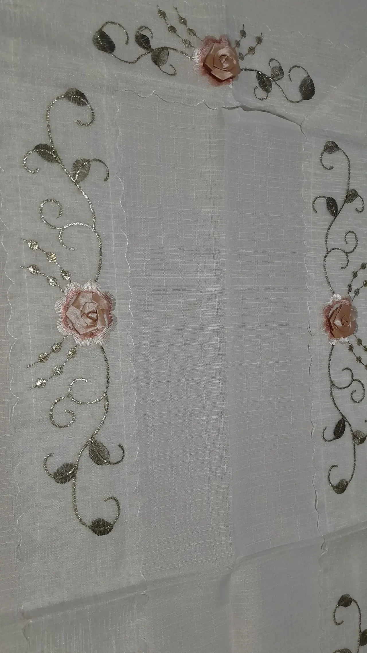 Шикарная скатерть с розочками и золоиой вышивкой. Новпя 3