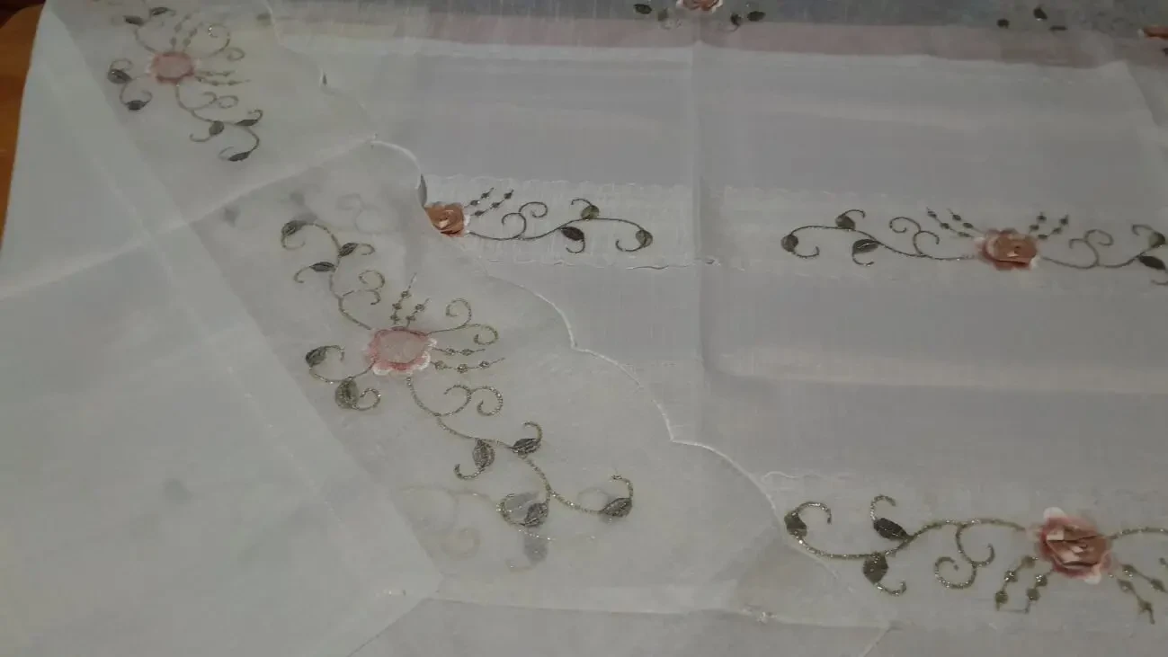 Шикарная скатерть с розочками и золоиой вышивкой. Новпя 6