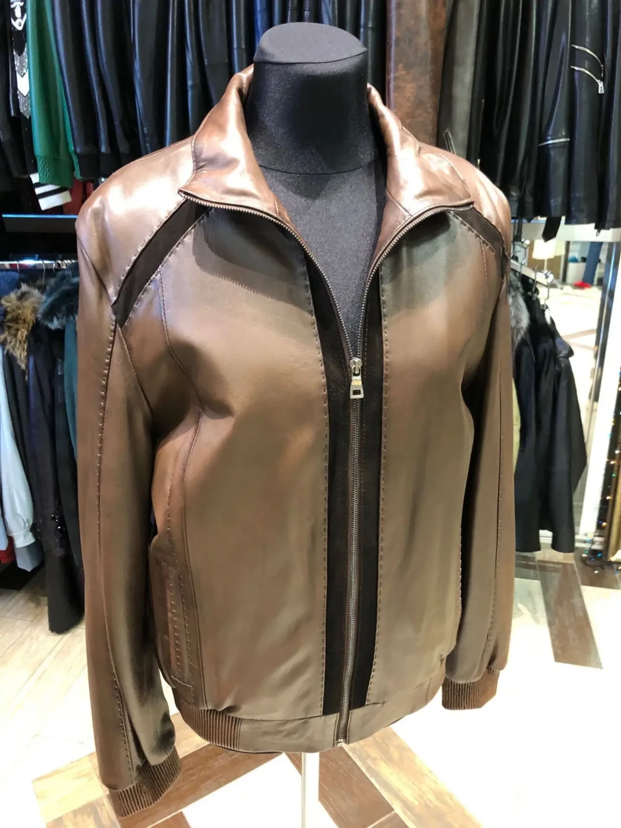 Коричневі шкіряні куртки 7