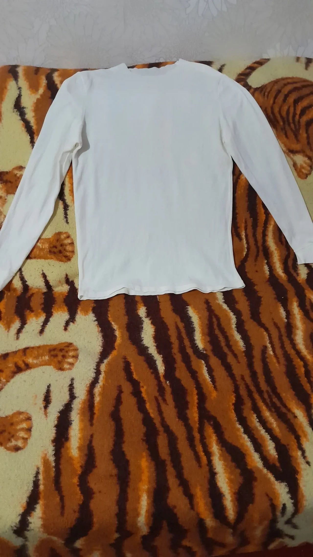 Белая кофта с длинным рукавом