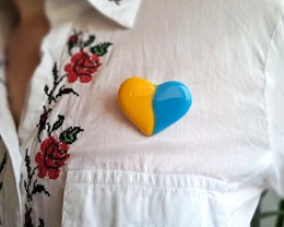 Брошка серце синьо-жовте, з кольорового скла.