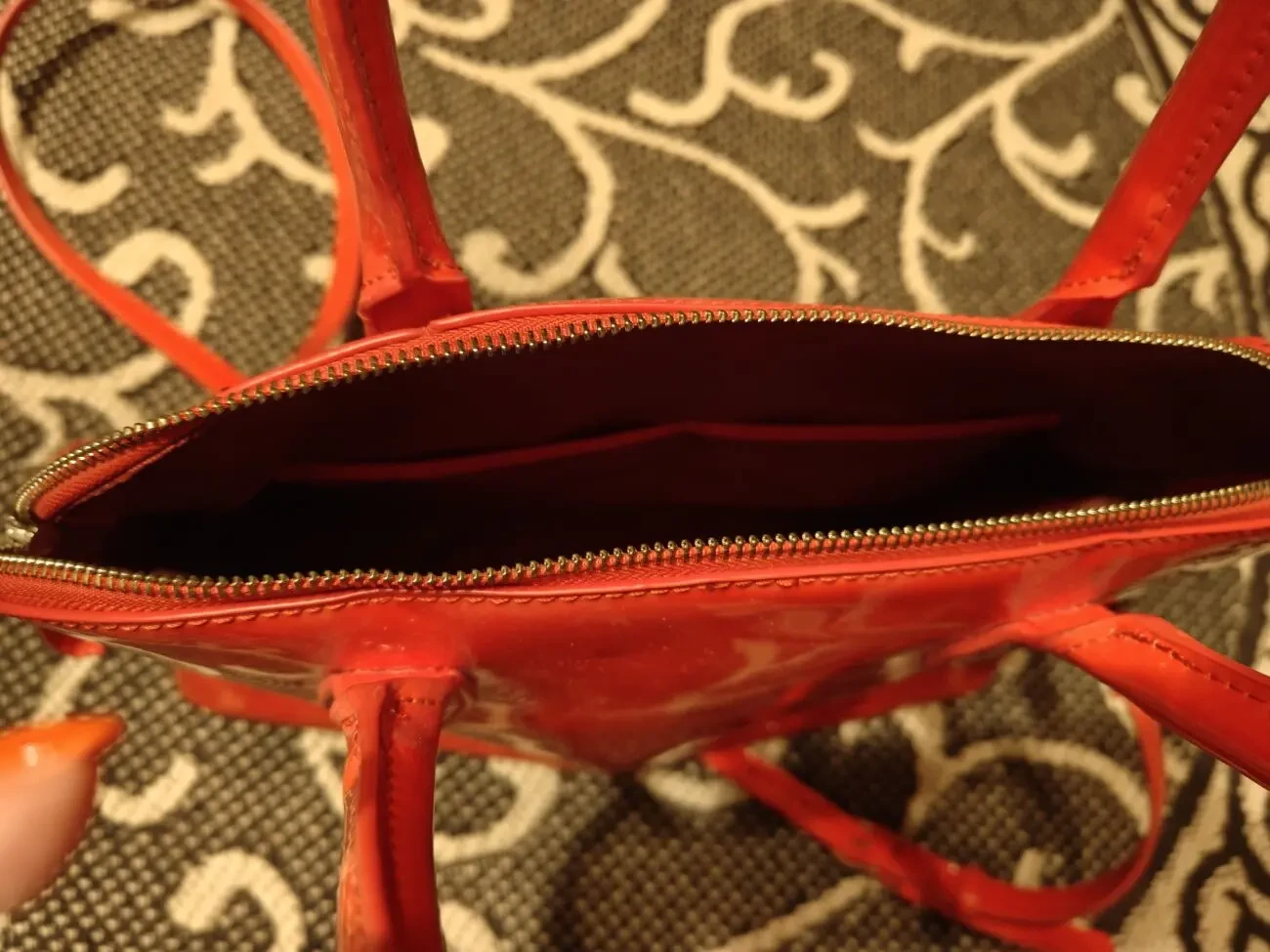 Красная лакированная сумка